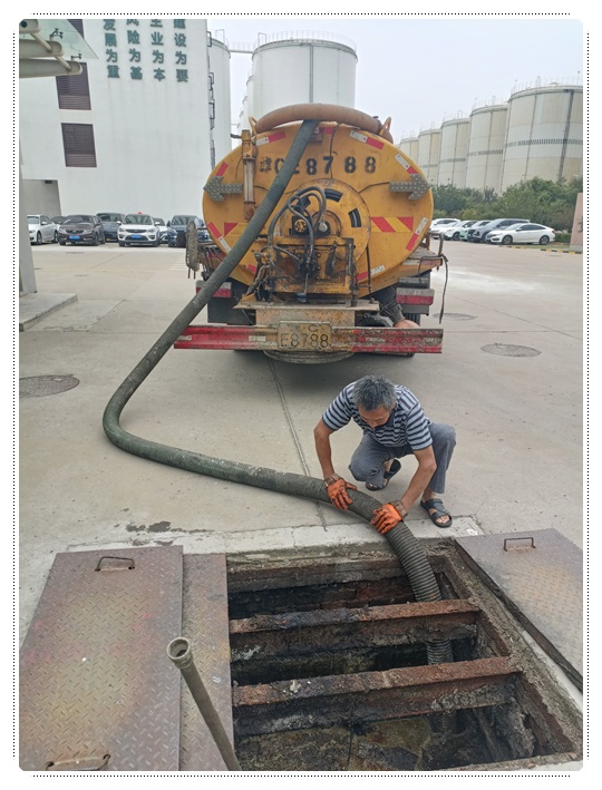 育才镇隔油池清掏