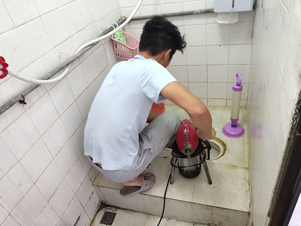 育才镇管道堵塞冒臭气 专业师傅现场解决问题