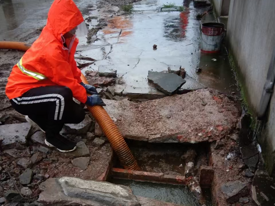 育才镇专业清理污水池 炜誉市政以规范流程守护城市 “肠道”