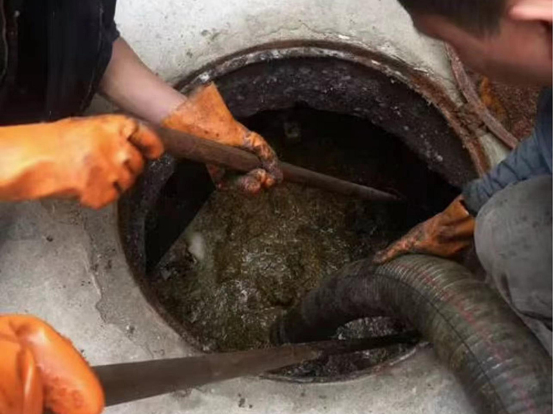 育才镇清理化粪池时如何避免沼气的危害?